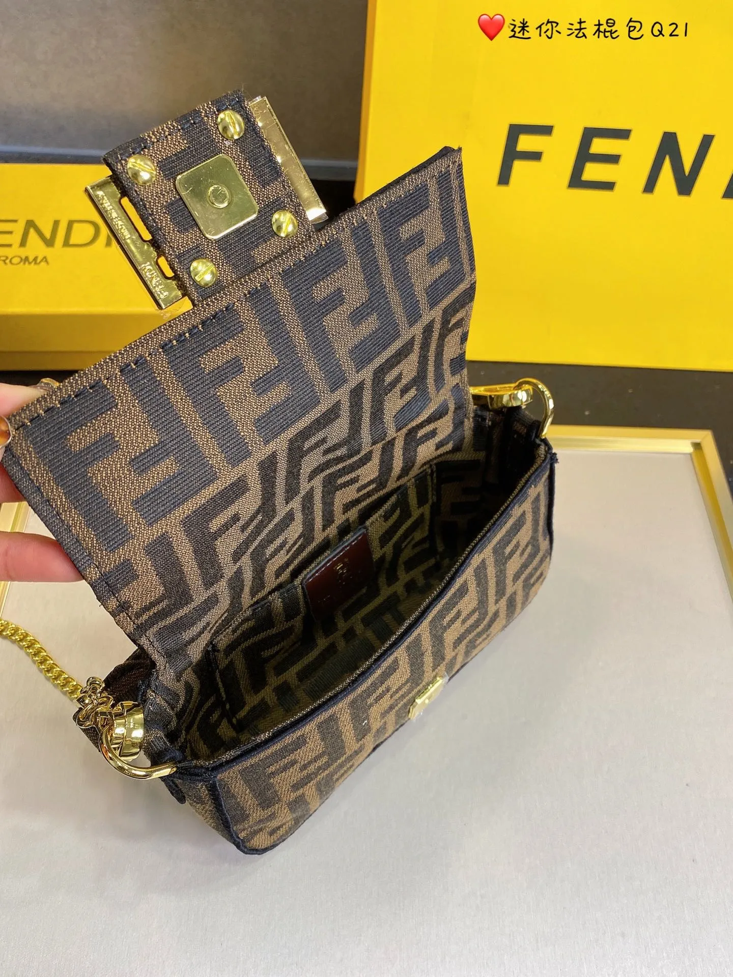 EN   Designer bags by Fendi 135