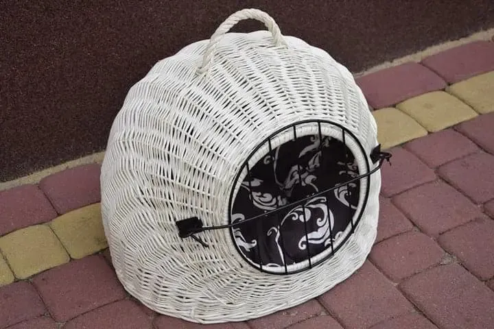 Large wicker white carrier with cushion